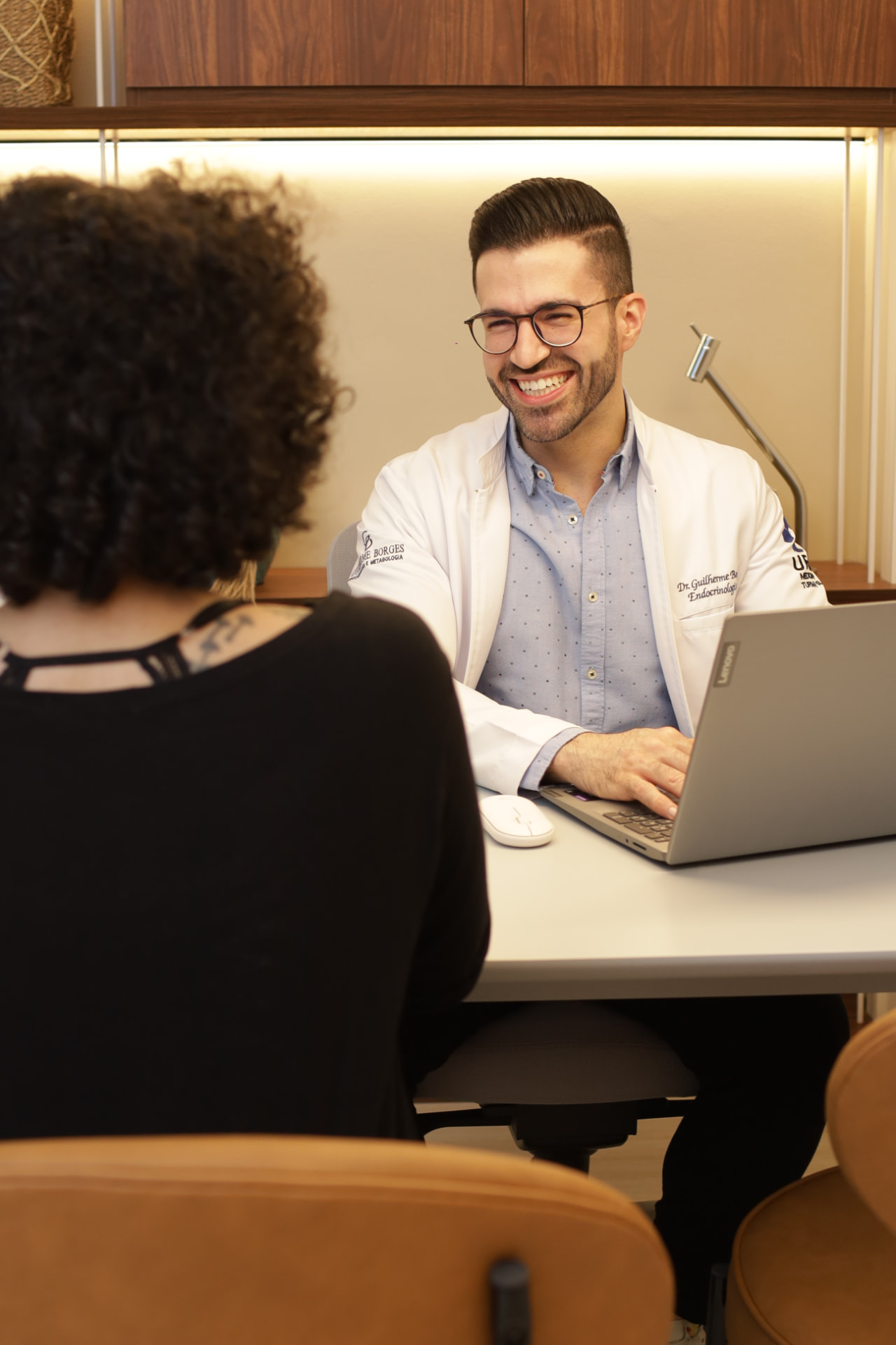 Dr. Guilherme Borges durante uma consulta de endocrinologia